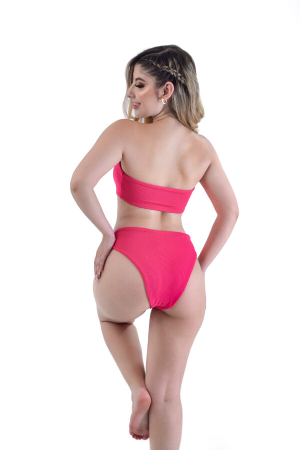 Bikini ¨Marilyn¨ top con escote corazón para las mujeres que buscan una silueta en tendencia. Hecho en tela texturizada, parte posterior